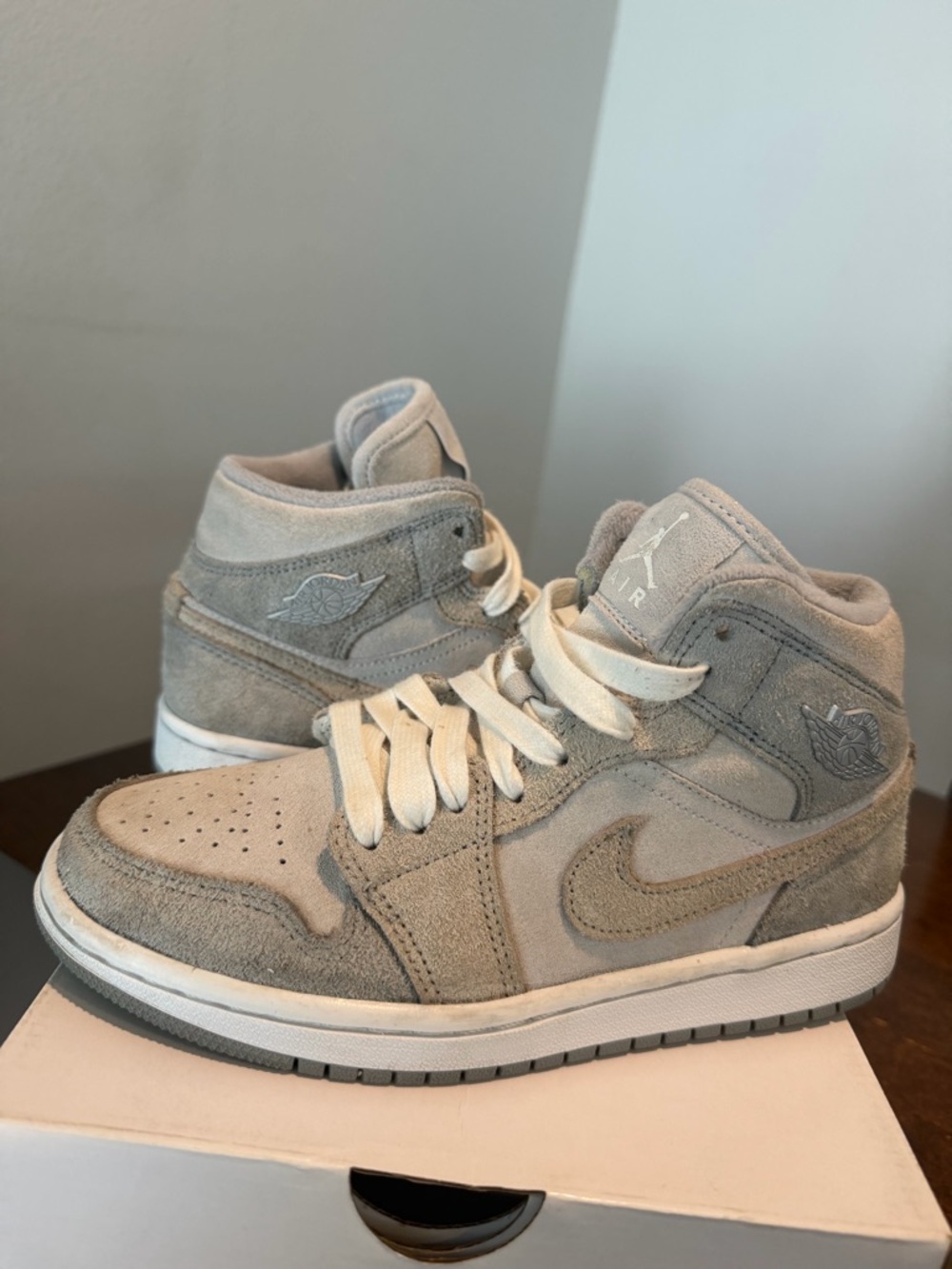 Women’s Air Jordan 1 Mid SE “Particle Grey” – Size 5.5 – Gently Used